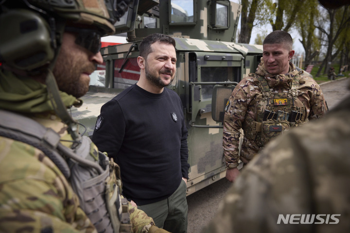 [아우디우카=AP/뉴시스] 볼로디미르 젤렌스키 우크라이나 대통령이 18일(현지시간) 도네츠크주 아우디우카 전선을 방문해 군인들과 대화하고 있다. 젤렌스키 대통령은 군인들에게 "우리 땅과 우리 가족들을 지켜준 여러분의 노고에 감사하다"라고 말했다. 2023.04.19.