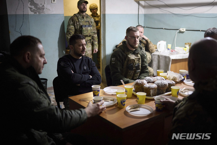 [아우디우카=AP/뉴시스] 볼로디미르 젤렌스키 우크라이나 대통령이 18일(현지시간) 도네츠크주 아우디우카 전선을 방문해 군인들과 대화하고 있다. 젤렌스키 대통령은 군인들에게 "우리 땅과 우리 가족들을 지켜준 여러분의 노고에 감사하다"라고 말했다. 2023.04.19.