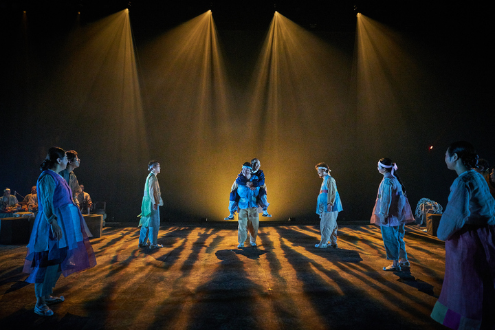 [진주=뉴시스] 극단현장, '수무바다 흰고무래' 공연. *재판매 및 DB 금지