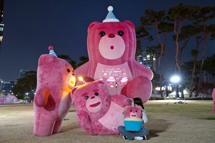 [서울=뉴시스] ﻿﻿롯데홈쇼핑이 1일부터 새벽방송을 다시 시작하면서 추진할 실적 회복 시도가 주목된다. 사진은 롯데홈쇼핑 캐릭터 벨리곰 관련 모습. (사진제공=롯데홈쇼핑) *재판매 및 DB 금지