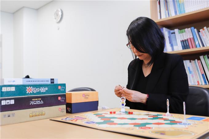 세종대 박현선 교수가 놀이 교구를 시연하고 있다. 사진 세종대 *재판매 및 DB 금지