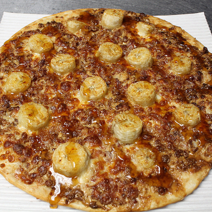 [서울=뉴시스] 미국 오하이오주에 있는 신시내티 로스코스 피자가게는 바나나와 땅콩버터가 올라간 '엘비스 피자'를 판매하고 있다. (사진=로스코스 피자) 2023.04.18. *재판매 및 DB 금지
