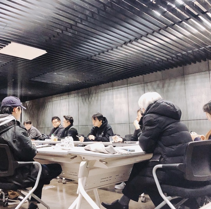 [서울=뉴시스] 한국대중음악상 선정위원들 회의 모습. 2023.04.18. (사진 = 한대음 인스타그램 캡처) photo@newsis.com *재판매 및 DB 금지