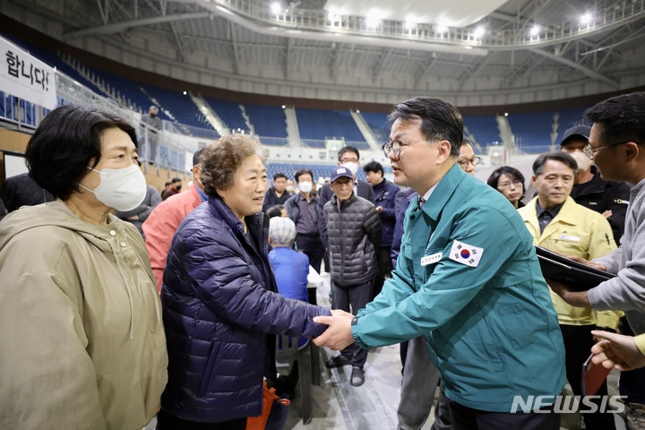 [서울=뉴시스] 조주현 중소벤처기업부(중기부) 차관(사진 오른쪽)이 18일 강릉 아이스아레나(원스톱지원센터)를 방문해 피해 소상공인을 위로하고 있다. (사진=중기부 제공) 2023.04.18. photo@newsis.com