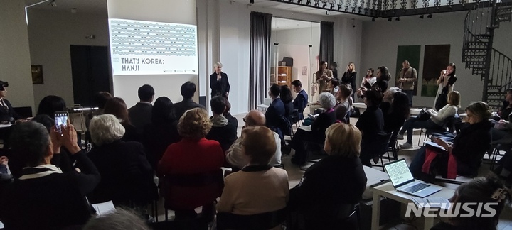 [전주=뉴시스]윤난슬 기자 = 15일 세미나에 참석해 축사하는 라우라 카스텔레디 브레시아 부시장.(사진=전주시 제공)