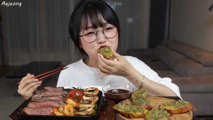 [서울=뉴시스]지난 10일, 유튜버 '애정(본명 김정애)'이 뉴시스와 인터뷰를 가졌다.(사진=유튜브 '애정' 채널 영상 캡처) 2023.04.18. photo@newsis.com *재판매 및 DB 금지