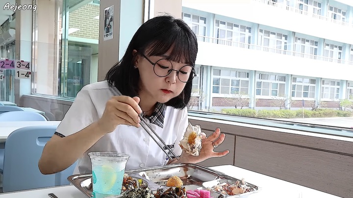 [서울=뉴시스]지난해 6월 올라온 '30대 복학생의 급식 먹방' 영상 (사진=유튜브 '애정' 채널 영상 캡처) 2023.04.18. photo@newsis.com *재판매 및 DB 금지