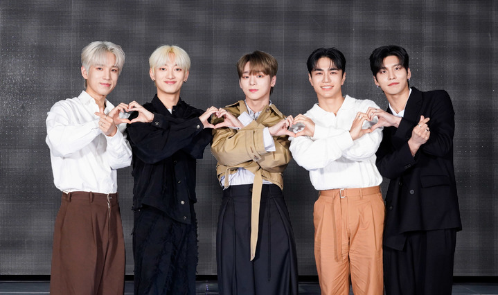 팀 11시. 왼쪽부터 아시안, 영광, 혜성, 태환, 곤.