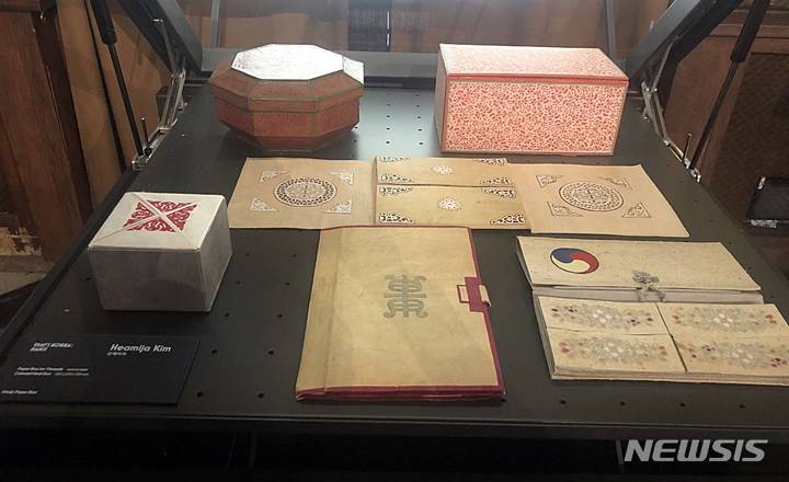 [전주=뉴시스]윤난슬 기자 = 전라북도 무형문화재 색지장 김혜미자 색실첩과 색실함(국립민속박물관 소장품 재현).(사진=전주시 제공) 