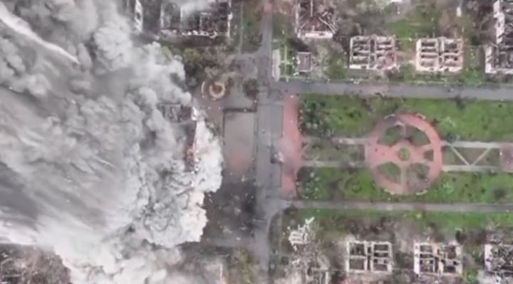 트위터 등 소셜 미디어에는 우크라이나군의 공격으로 러시아군이 사용하던 바흐무트 문화 궁전 건물이 폭발하는 장면이란 설명과 함께 영상이 공개됐지만 진위는 확인되지 않았다. 출처 : 트위터 @INTobservers *재판매 및 DB 금지