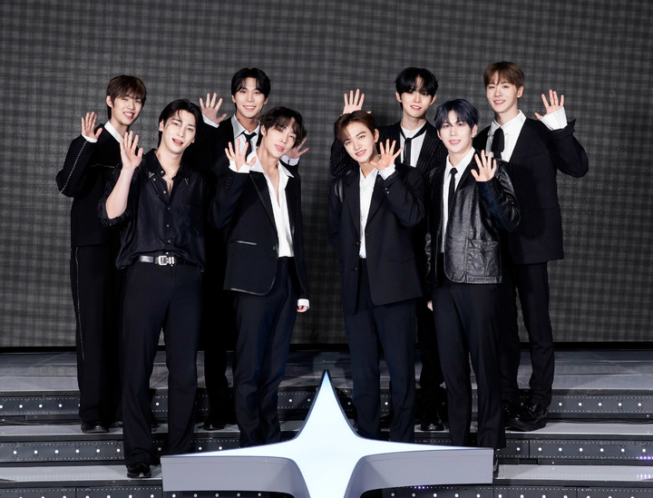 팀 13시. 왼쪽에서 두번째 한결.