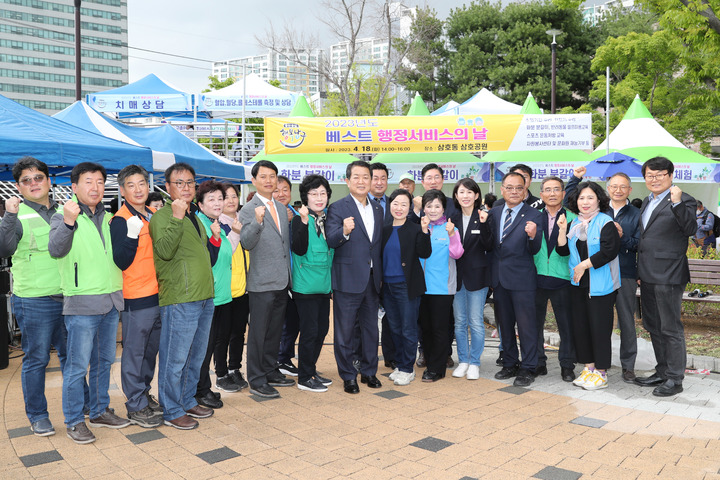 [울산=뉴시스]18일 울산 남구 삼호동 삼호공원에서 2023년 베스트 행정서비스의 날 행사가 개최된 가운데 서동욱 남구청장이 자원봉사자들과 함께 기념촬영을 하고 있다. (사진=울산 남구 제공) 2023.04.18. photo@newsis.com *재판매 및 DB 금지