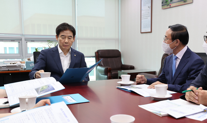 지난 17일 임실군 현안사업 해결에 필요한 정부예산 확보차 심민 군수가 국회를 방문했다. 지역구 국회의원인 국민의힘 이용호 의원(왼쪽)을 만난 심민 군수(오른쪽)가 지역 현안사업에 대해 설명하고 있다. *재판매 및 DB 금지