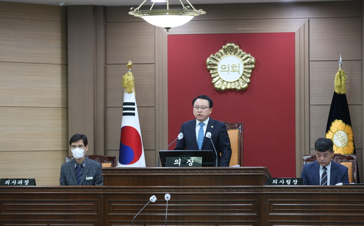 18일 열린 임실군의회 제327회 임시회 제1차 본회의, 이성재 의장이 개회사를 하고 있다. *재판매 및 DB 금지