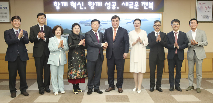 [전주=뉴시스] 18일 싱하이밍(邢海明) 주한중국대사가 전라북도를 방문한 가운데 도청 회의실에서 김관영 전북지사와 관계자들이 기념촬영을 하고있다. 2023.04.18 (사진= 전라북도청 제공) *재판매 및 DB 금지