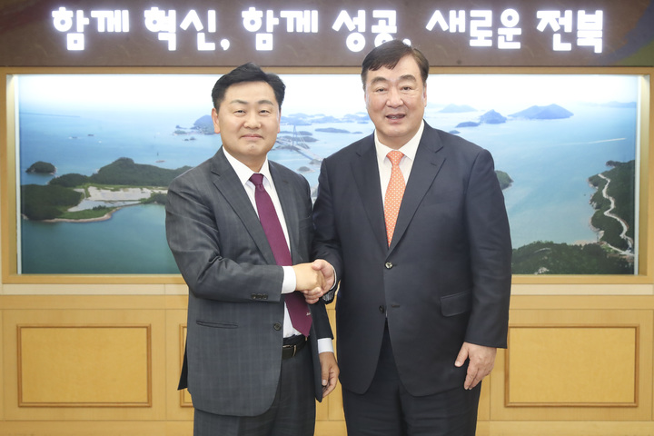 [전주=뉴시스] 18일 싱하이밍(邢海明) 주한중국대사가 전라북도를 방문한 가운데 도청 회의실에서 김관영 전북지사와 중국과의 교류협력 방안을 논의 하고 기념촬영을 하고있다. 2023.04.18 (사진= 전라북도청 제공) *재판매 및 DB 금지