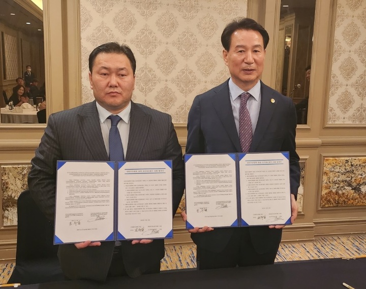 [대구=뉴시스] 조수길(오른쪽) 대한우슈협회 회장과 몽골 성긴하르항구 의회 의장이 협약을 맺고 있다.