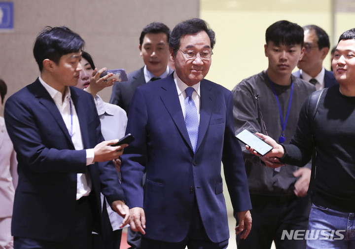 [인천공항=뉴시스] 김근수 기자 = 이낙연 더불어민주당 전 대표가 18일 오전 인천국제공항 제2여객터미널에서 출국장으로 이동하고 있다. 2023.04.18. ks@newsis.com