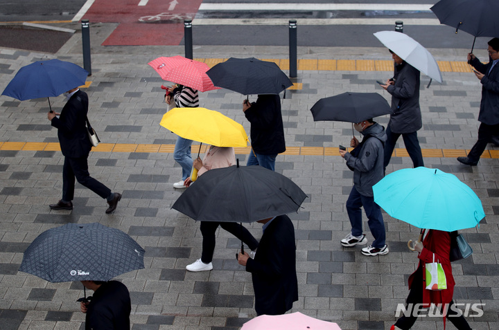 [서울=뉴시스] 김진아 기자 = 비 내리는 지난 4월18일 오전 서울 중구 시청역 인근에서 시민들이 우산을 쓰고 이동하고 있다. 이날 전국 대부분 지역에 돌풍과 천둥·번개를 동반한 강한 비바람이 이어지다가 오후에 대부분 그치겠다. 2023.04.18. bluesoda@newsis.com