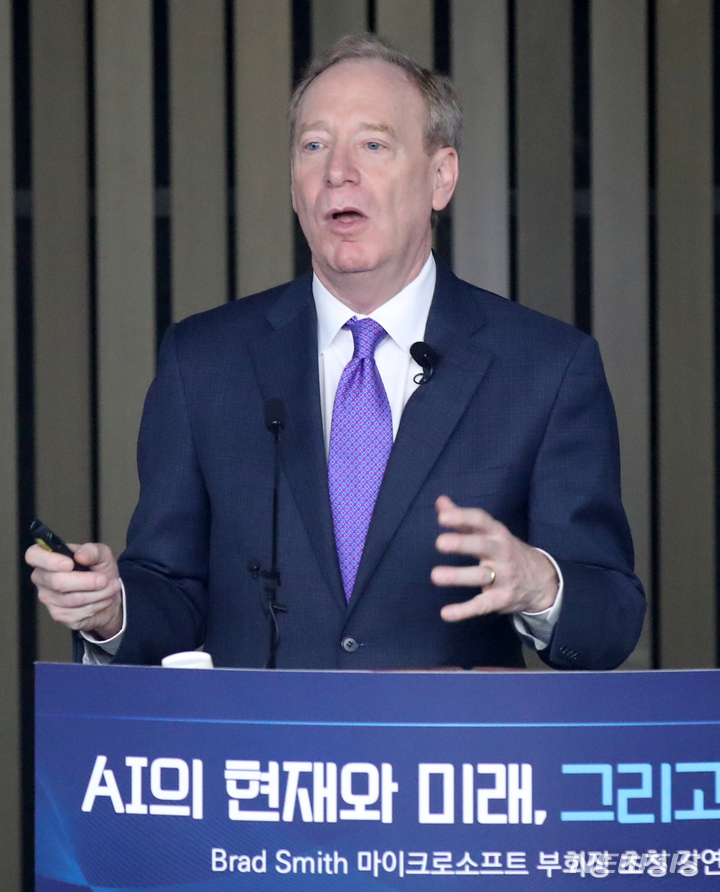 [서울=뉴시스] 브래드 스미스 MS 사장은 13일(현지 시간) 파이낸셜타임스(FT)와의 인터뷰에서 아프리카 등 신흥 시장을 중심으로 중국 AI 스타트업 딥시크의 기술이 빠르게 확산되고 있다며, 이는 미국 기업들이 전 세계 시장에서 직면한 경쟁 환경을 단적으로 보여준다고 말했다. 사진은 브래드 스미스 마이크로소프트 사장. 2026.01.13.