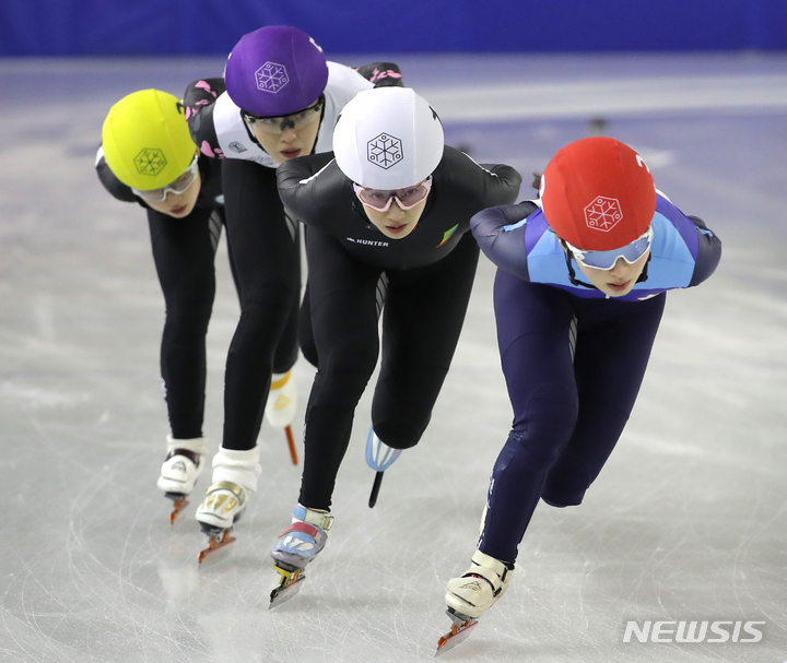 [진천=뉴시스] 김금보 기자 = 18일 충북 진천선수촌 실내빙상장에서 열린 2023~2024 쇼트트랙 국가대표 선발전 여자1,500m 준준결승 3조경기, 노아름(전북도청·흰), 김길리(성남시청·빨), 김아랑(고양시청·보)이 활주하고 있다. 2023.04.18. kgb@newsis.com