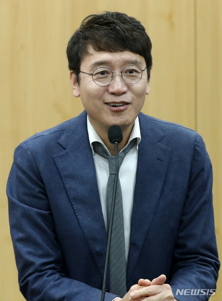 [서울=뉴시스] 고범준 기자 = 김웅 국민의힘 의원이 지난 18일 오후 서울 여의도 국회 의원회관에서 열린 '다른 미래를 위한 성찰과 모색 포럼'에서 인사말을 하고 있다. 2023.04.18. bjko@newsis.com