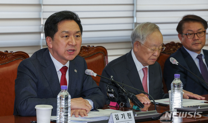 [서울=뉴시스] 국회사진기자단 = 김기현 국민의힘 대표가 18일 오후 서울 마포구 한국경영자총협회(경총)에서 열린 정책 간담회에서 발언을 하고 있다. 2023.04.18. photo@newsis.com