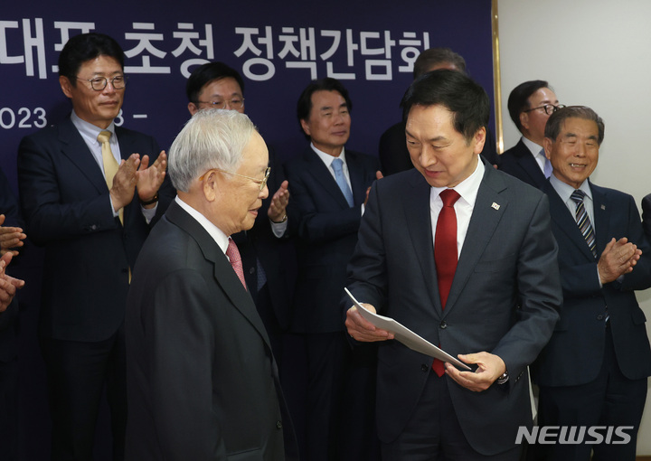 [서울=뉴시스] 국회사진기자단 = 김기현 국민의힘 대표가 18일 오후 서울 마포구 한국경영자총협회를 방문해 손경식 한국경영자총협회 회장으로부터 경영계의 건의사항을 건네받고 있다. 2023.04.18. photo@newsis.com