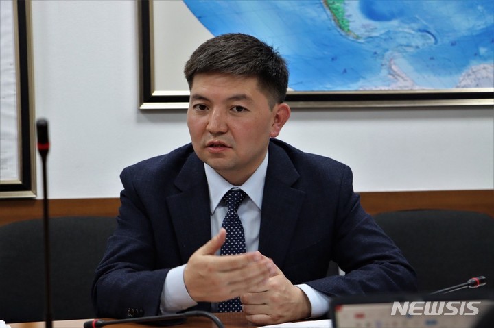 [키르기스스탄=뉴시스] 외교부 공동취재단 = 카낫 아브드라흐마노프 키르기스스탄 경제상업부 차관이 지난 10일(현지시간) 키르기스스탄 경제상업부에서 한국 외교부 기자단과 인터뷰를 하고 있다. 2023.04.19. photo@newsis.com