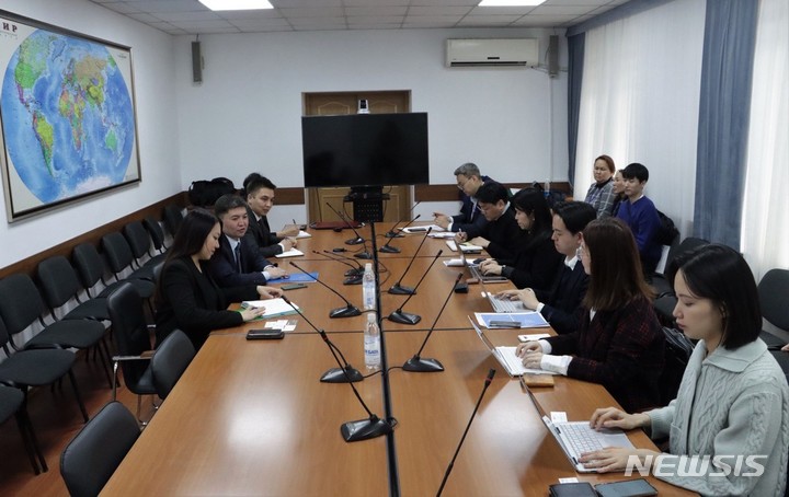 [키르기스스탄=뉴시스] 외교부 공동취재단 = 카낫 아브드라흐마노프 키르기스스탄 경제상업부 차관이 지난 10일(현지시간) 키르기스스탄 경제상업부에서 한국 외교부 기자단과 인터뷰를 하고 있다. 2023.04.19. photo@newsis.com