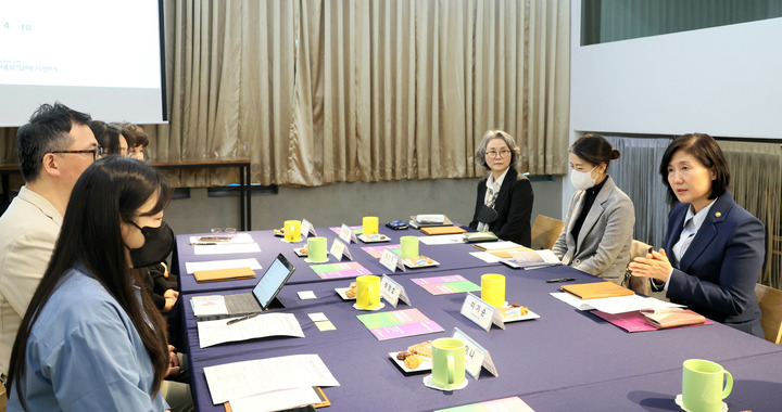 [서울=뉴시스] 김선웅 기자 = 이기순 여성가족부 차관이 지난달 18일 서울 동부 여성새로일하기 센터에 방문해 종사자 및 사업 참여자들과 의견을 나누고 있다. (사진=여성가족부 제공) 2023.05.22. photo@newsis.com *재판매 및 DB 금지