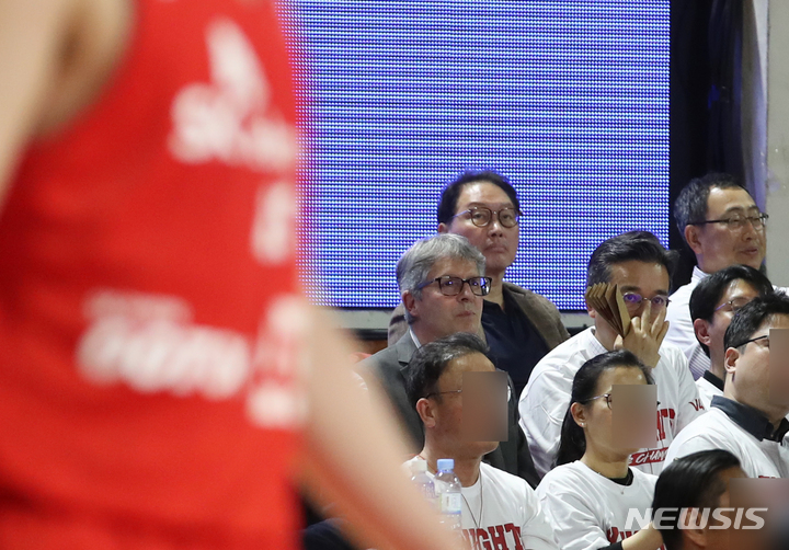 [서울=뉴시스] 고승민 기자 = 18일 서울 잠실학생체육관에서 열린 2022-2023 KBL 플레이오프 4강 서울 SK 나이츠 대 창원 LG 세이커스 경기, 최태원 SK 회장이 경기를 관람하고 있다. 2023.04.18. kkssmm99@newsis.com