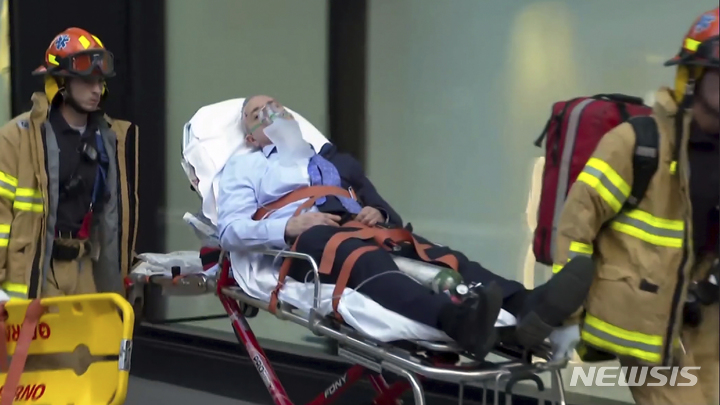 [뉴욕=AP/뉴시스]뉴욕 금융가 주차빌딩 붕괴 현장에서 구조된 남성 부상자.&nbsp; 