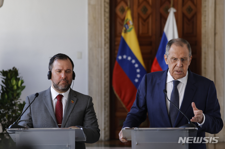 [AP/뉴시스] 세르게이 라브로프(오른쪽) 러시아 외무장관과 이반 길 베네수엘라 외무장관.