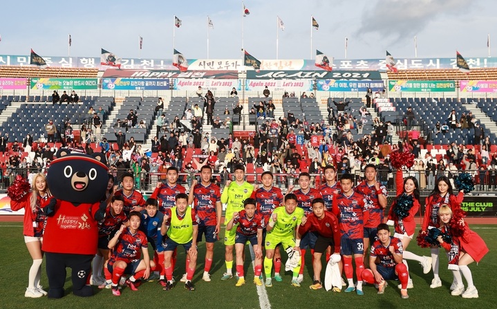 부천전 승리 후 기념사진 찍는 선수들 (사진=김천상무 제공) *재판매 및 DB 금지