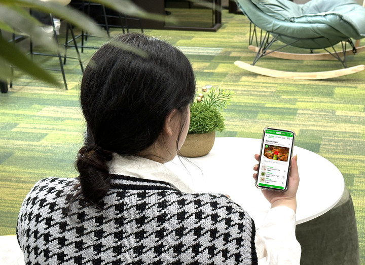 모델이 GS프레시몰이 신규 론칭한 끼니연구소를 살펴보고 있다(사진=GS프레시몰 제공) *재판매 및 DB 금지