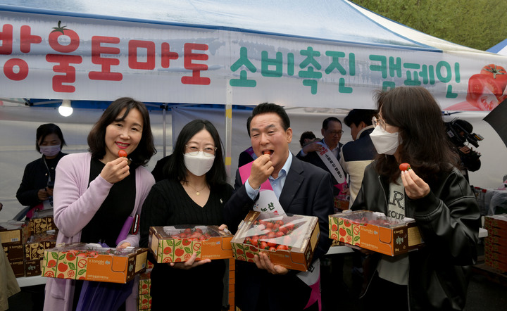 논산시는 18일 대전 도룡동 로컬푸드광역직거래센터 파머스161 직매장에서 방울토마토 소비촉진 행사를 가졌다. 백성현 시장이 소비자들과 방울토마토 맛을 보고 있다. 2023. 04. 19 논산시 *재판매 및 DB 금지