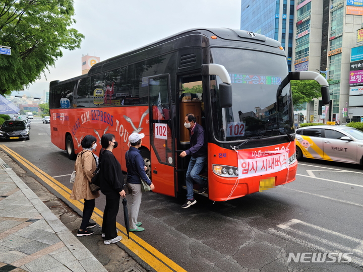 [창원=뉴시스] 강경국 기자 = 경남 창원시가 시내버스 파업 첫날 57개 노선에 투입한 전세버스. 2023.04.19. kgkang@newsis.com