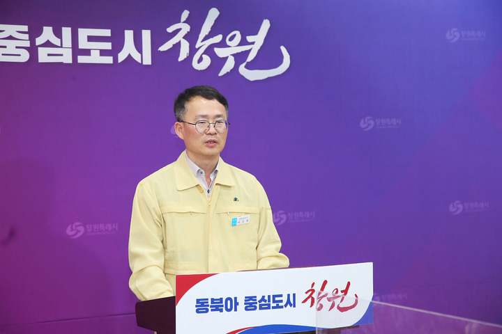 [창원=뉴시스] 강경국 기자 = 이승룡 경남 창원시 교통건설국장이 19일 시청 프레스센터에서 시내버스 파업과 관련해 비상 수송대책에 대한 브리핑을 하고 있다. (사진=창원시청 제공). 2023.04.19. photo@newsis.com *재판매 및 DB 금지