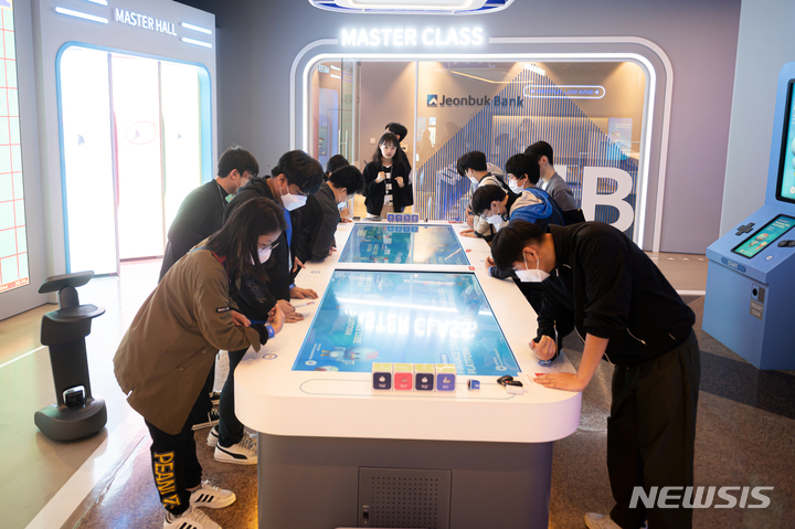 [전주=뉴시스]윤난슬 기자 = JB금융그룹 전북은행은 올해 '장애인의 날'을 맞아 JB플랫폼(PLATFORM)에서 도내 발달 장애인을 대상으로 금융 취약계층 맞춤형 금융교육을 했다고 20일 밝혔다.(사진=전북은행 제공) 