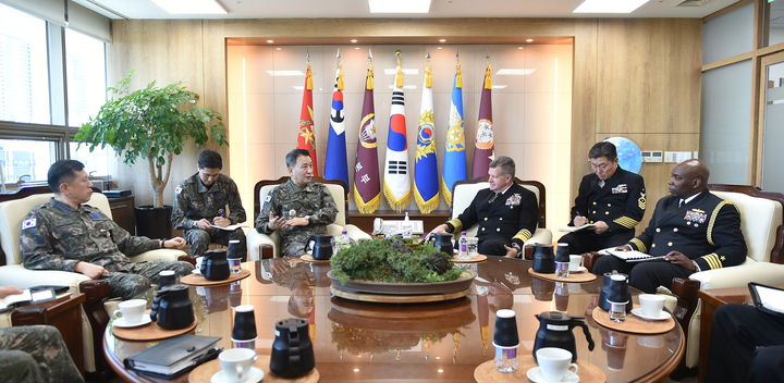 [서울=뉴시스] 김승겸 합참의장(가운데 왼쪽)이 19일 사무엘 파파로 미 태평양함대사령관(가운데 오른쪽)을 접견했다. 김 의장과 사무엘 파파로 사령관은 북한의 핵미사일 위협 등 역내 안보정세에 대해 평가하고, 한미공조 및 상호 협력증진 방안에 대해 논의했다. (사진=합참) 2023.04.19. photo@newsis.com   *재판매 및 DB 금지