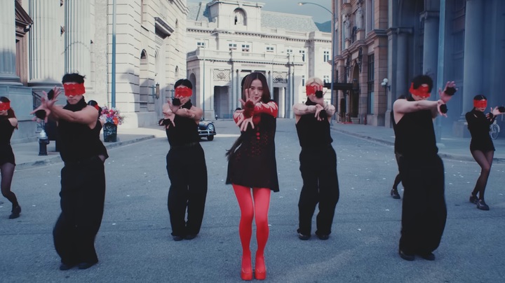 [서울=뉴시스]블랙핑크 지수의 솔로곡 '꽃' 중 대표 안무 부분 (사진='꽃' 뮤직비디오 영상 캡처) 2023.04.19 photo@newsis.com *재판매 및 DB 금지