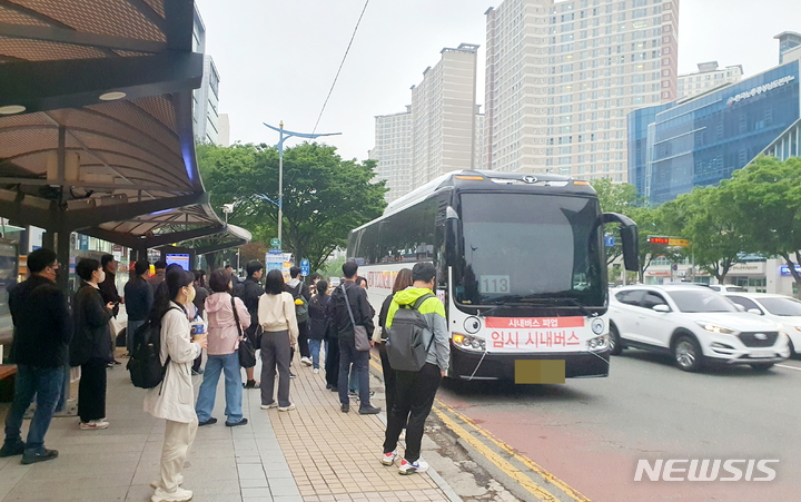 [창원=뉴시스] 강경국 기자 = 경남 창원시가 시내버스 파업 첫날인 19일 57개 노선에 투입한 전세버스. 2023.04.19. kgkang@newsis.com