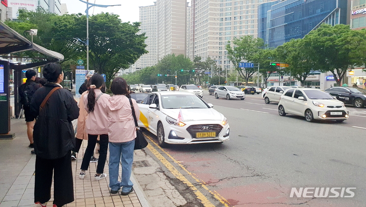 [창원=뉴시스] 강경국 기자 = 경남 창원시가 시내버스 파업 첫날인 19일 41개 노선에 대체 투입한 임차택시. 2023.04.19. kgkang@newsis.com