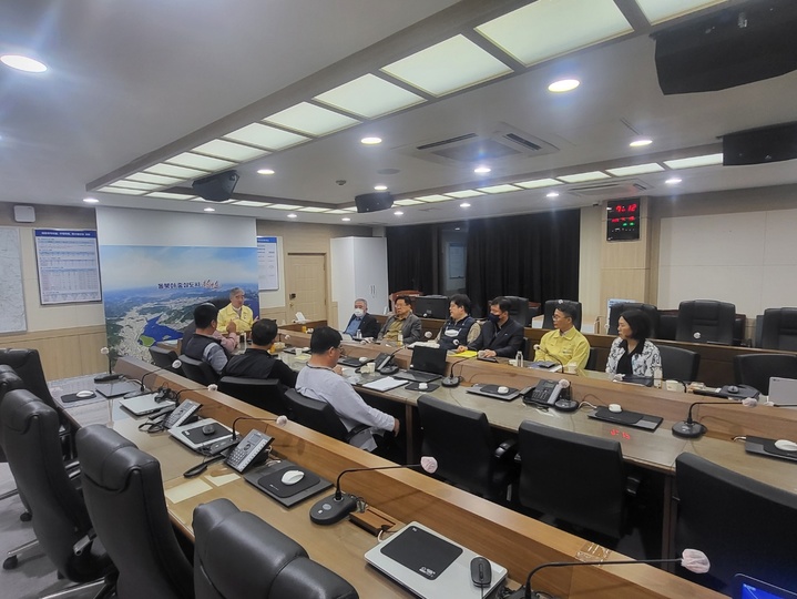 [창원=뉴시스] 강경국 기자 = 조명래 경남 창원시 제2부시장과 시내버스 노사 대표가 파업 첫날인 19일 오후 교섭을 진행하고 있다. (사진=창원시청 제공). 2023.04.19. photo@newsis.com *재판매 및 DB 금지