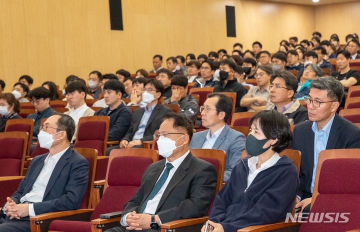 [서울=뉴시스]중앙선관위는 19일 미래 선거관리 업무 대비를 위해 직원들 대상 챗GPT 특강을 실시했다. (사진 = 중앙선관위 제공) 2023.04.19.photo@newsis.com