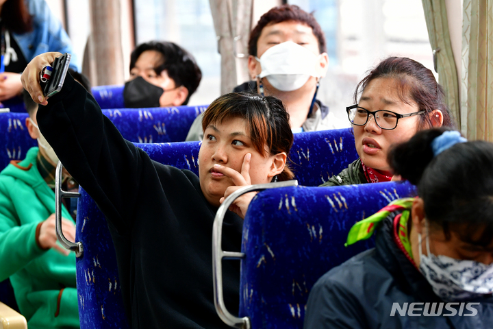 [광주=뉴시스] 이영주 기자 = 제43회 장애인의 날을 하루 앞둔 19일 오전 광주 광산구 신가동 극락강역으로 향하는 통근열차 안에서 기차 탑승 체험에 나선 장애인들이 기념사진을 찍고 있다. 2023.04.19. leeyj2578@newsis.com