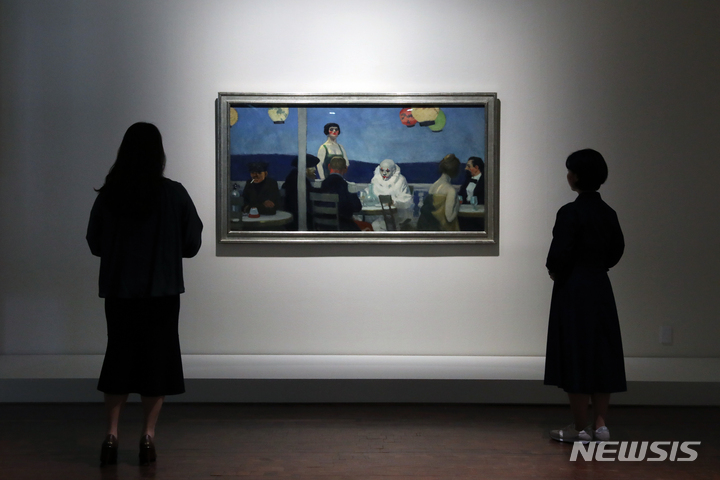 [서울=뉴시스] 박진희 기자 = 서울시립미술관은 2023 해외소장품 걸작전 '에드워드 호퍼: 길 위에서 Edward Hopper: From City to Coast' 언론 공개회를 19일 서울 중구 서울시립미술관 서소문본관에서 갖고 주요 전시작품을 소개하고 있다. 이번 전시는 서울시립미술관과 뉴욕 휘트니미술관(Whitney Museum of American Art, New York)이 공동 기획한 전시로, 에드워드 호퍼의 전 생애에 걸친 회화, 드로잉, 판화 등 160여 점의 작품과 산본 호퍼 아카이브(Sanborn Hopper Archive)의 자료 110여 점을 오는 8월 20일까지 선보인다. 2023.04.19. pak7130@newsis.com