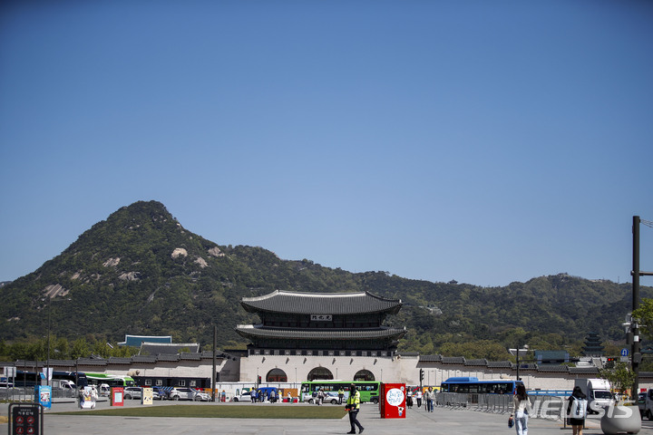 [서울=뉴시스] 정병혁 기자 = 19일 서울 종로구 광화문광장에서 바라본 하늘이 파랗다. 2023.04.19. jhope@newsis.com