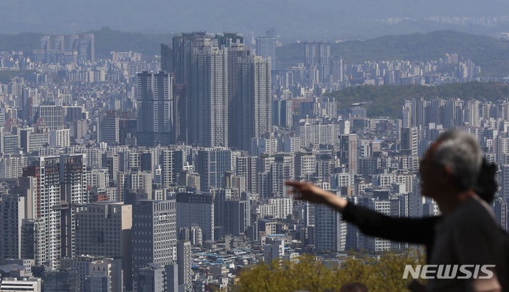 [서울=뉴시스] 김근수 기자 = 사진은 지난 19일 서울 중구 남산에서 바라본 서울 아파트 단지 모습. 2023.04.27. ks@newsis.com